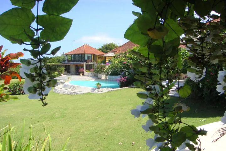 Hotel with Pool