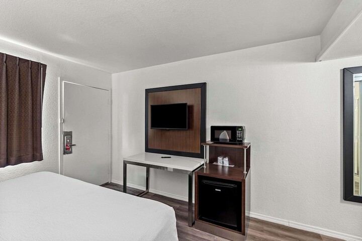 1 King Bed (12 of 12)