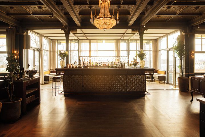 Lounge 81 of 104