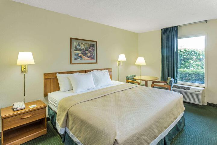1 King Bed Poolside First Floor (9 of 12)