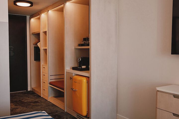 Room 32 of 62