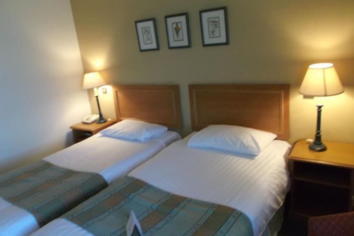 Room 7 of 16
