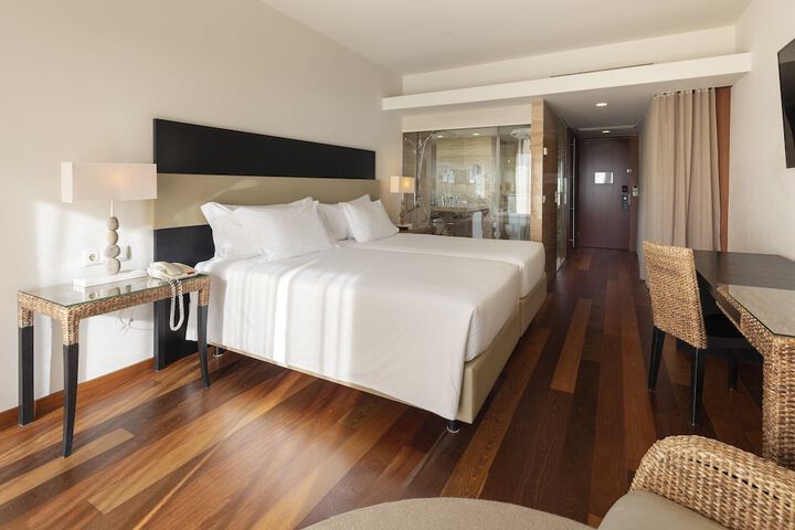 Room 5 of 100