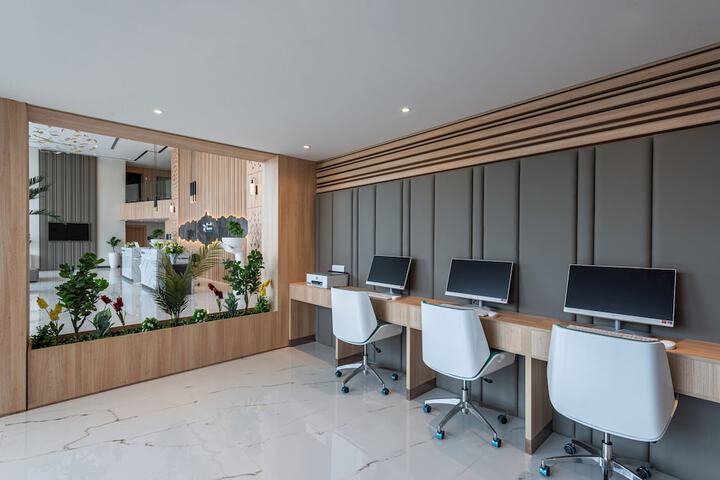 Business Center 36 of 41