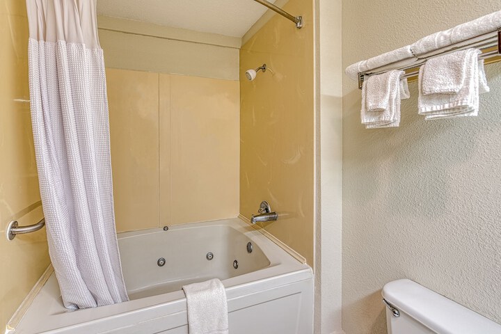 1 Queen Bed (14 of 15)