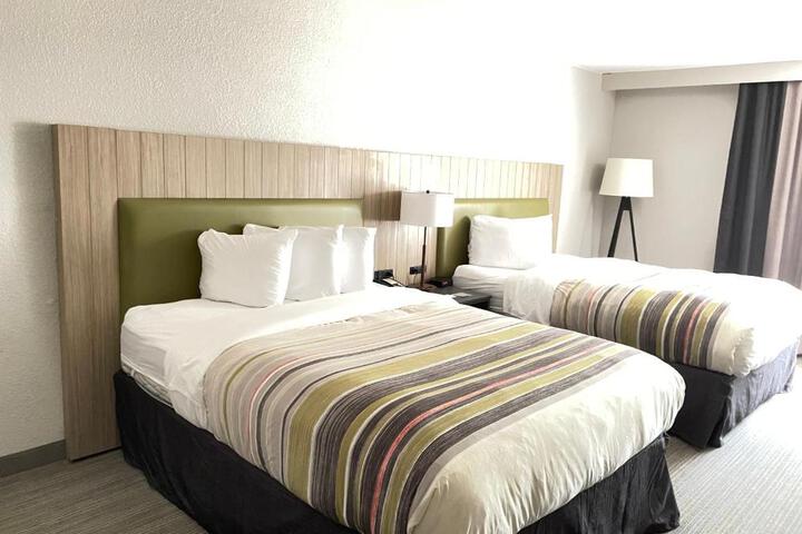 2 Queen Beds (10 of 10)