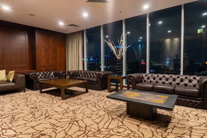 Lounge 40 of 49