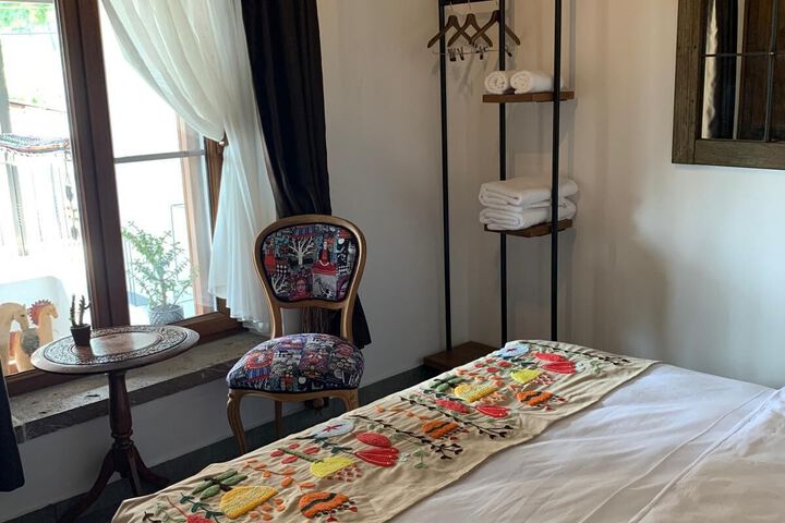 Room 6 of 8