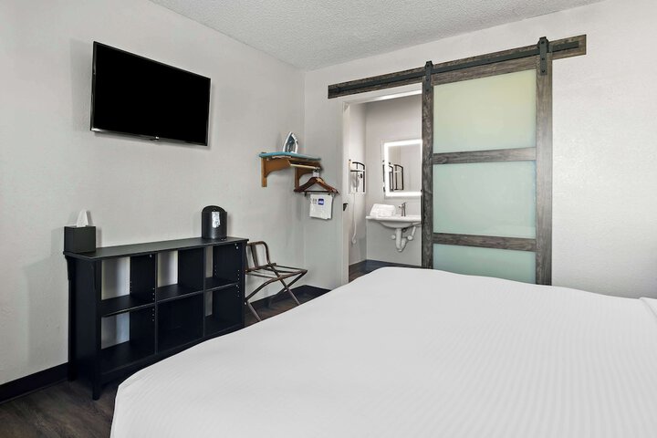 Room 11 of 35