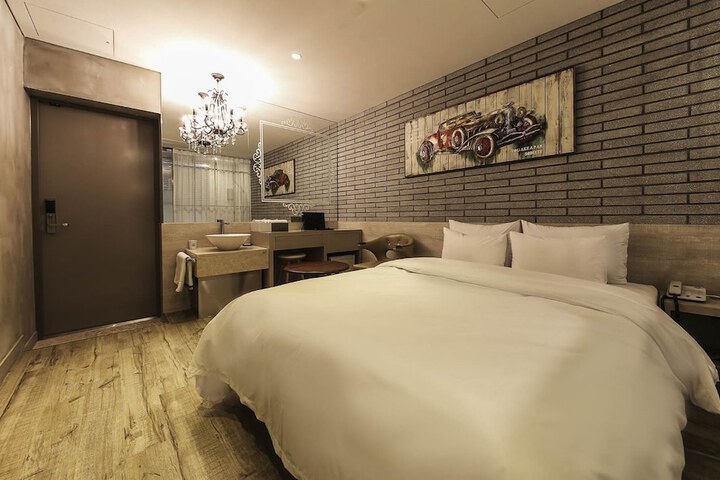 Room 11 of 42