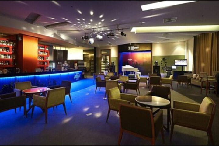 Lounge 73 of 87