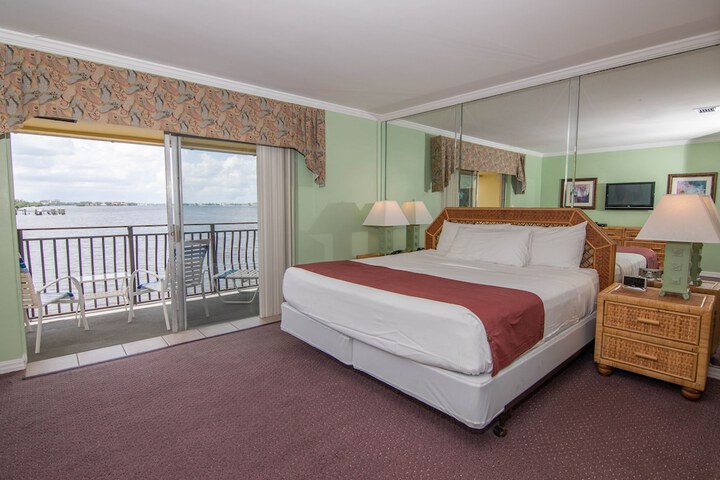 Room 8 of 90