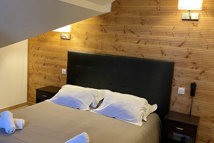 Room 11 of 28