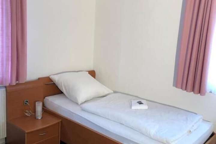 Room 6 of 13