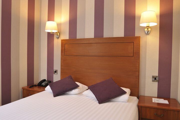 Room 4 of 65