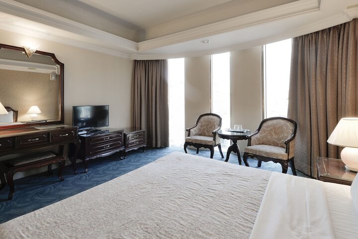 Room 16 of 38