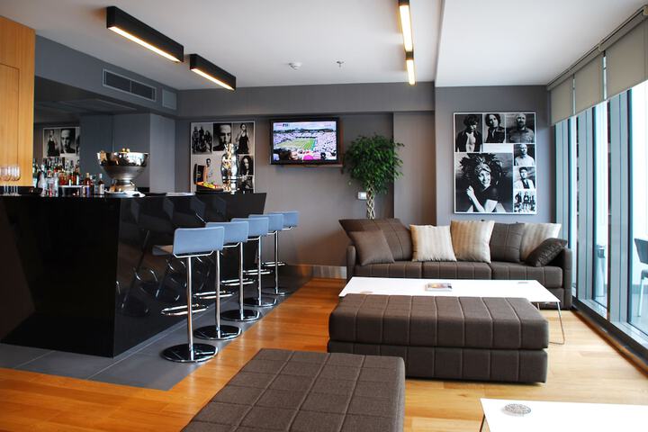 Lounge 37 of 45