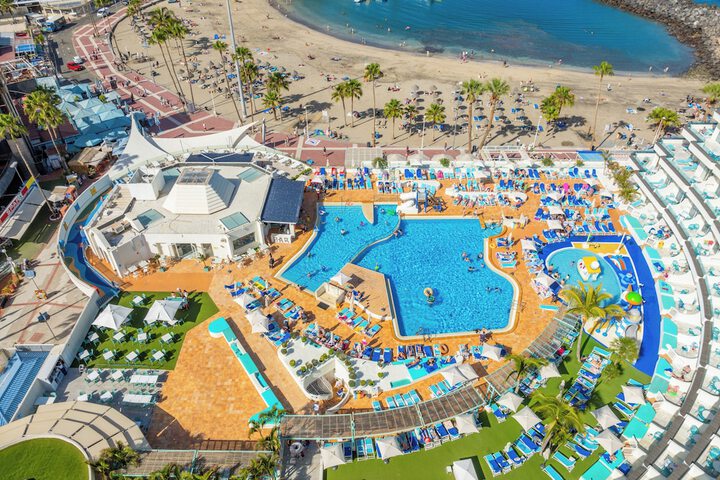 Hotel with Pool