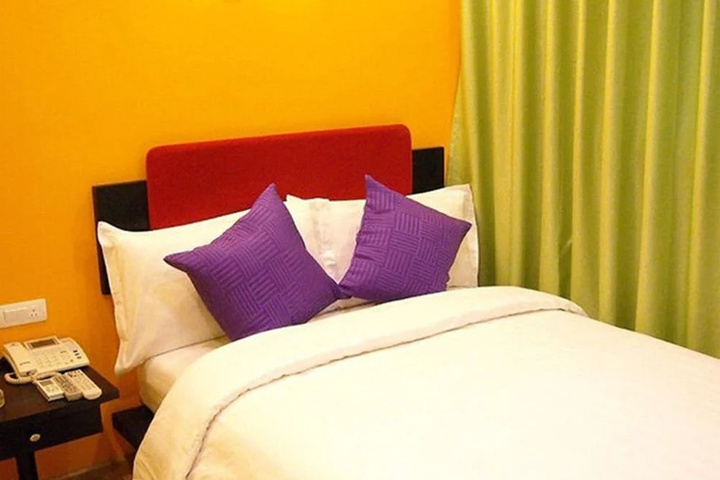 Room 4 of 8