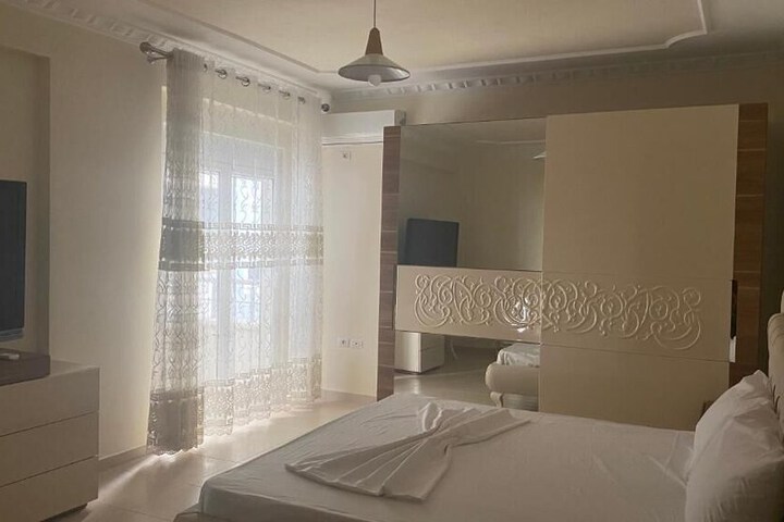 Room 4 of 95