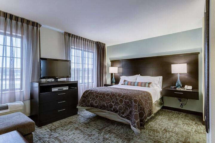 Studio Queen Bed (4 of 18)