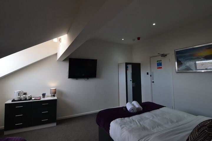 Room 27 of 86