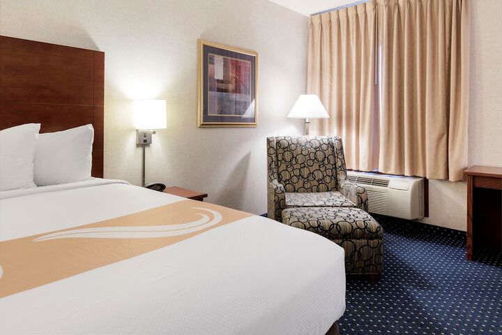 1 King Bed (4 of 6)