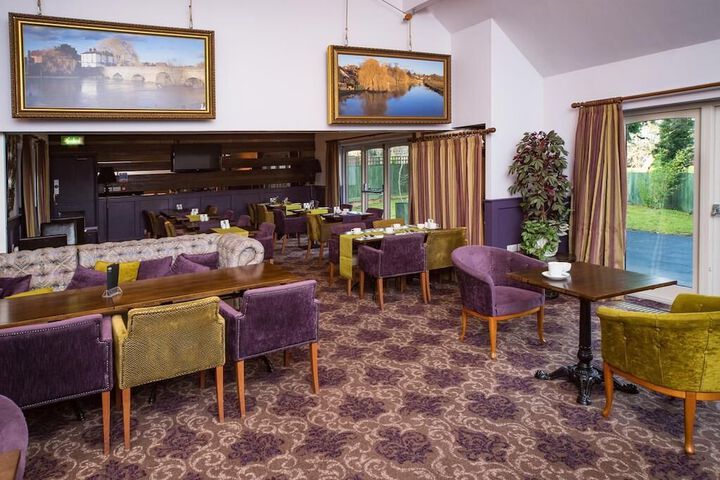Lounge 32 of 40