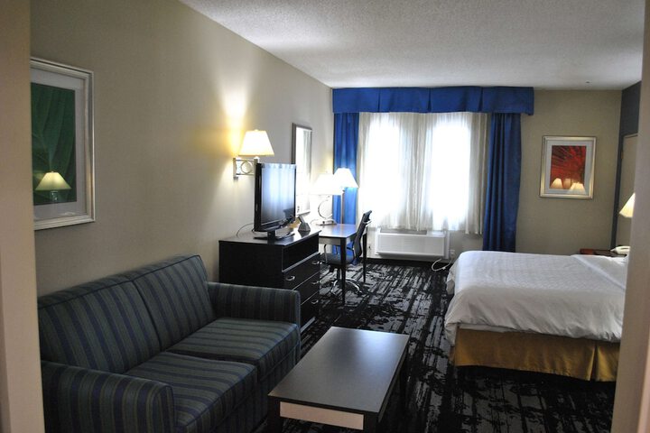 1 King Bed Microwave and Refrigerator WiFi Full Breakfast (1 of 4)