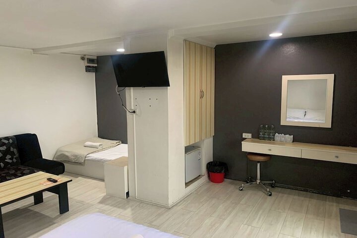 Room 6 of 24