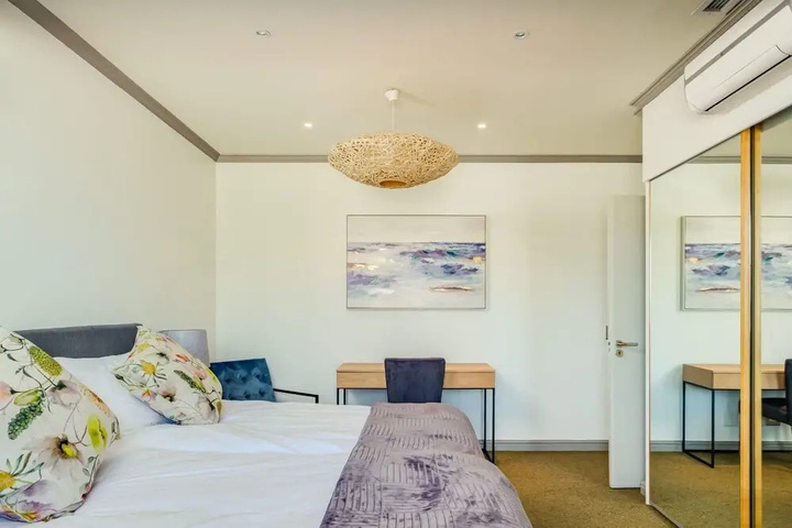 Room 5 of 18