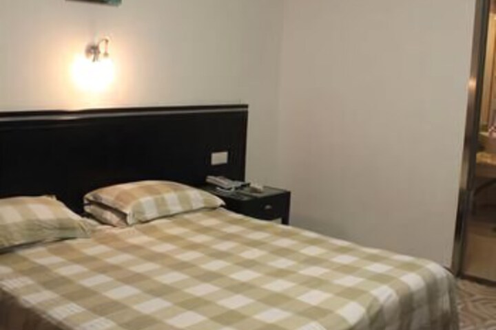 Room 5 of 8