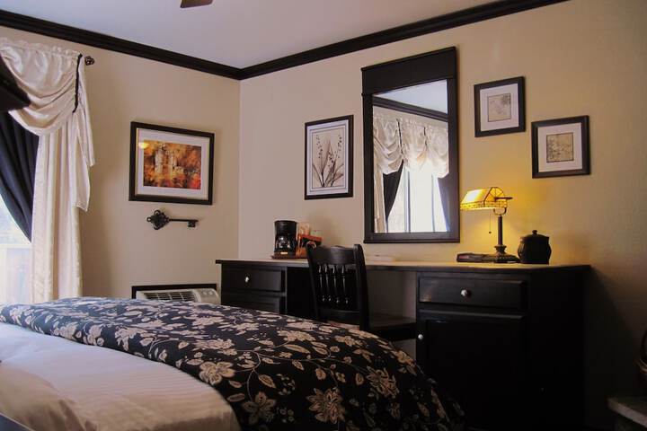 Deluxe King Bed Partial Lake View (29 of 48)