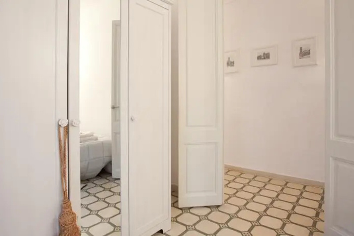 Room 2 of 8