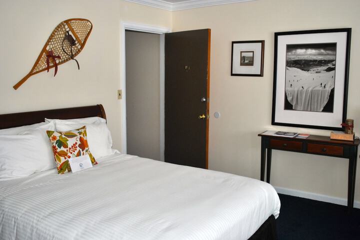 Signature House 1 Queen Bed Balcony Lake View (6 of 9)