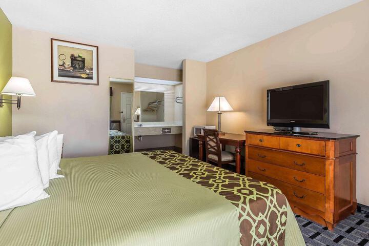 1 King Bed (6 of 8)
