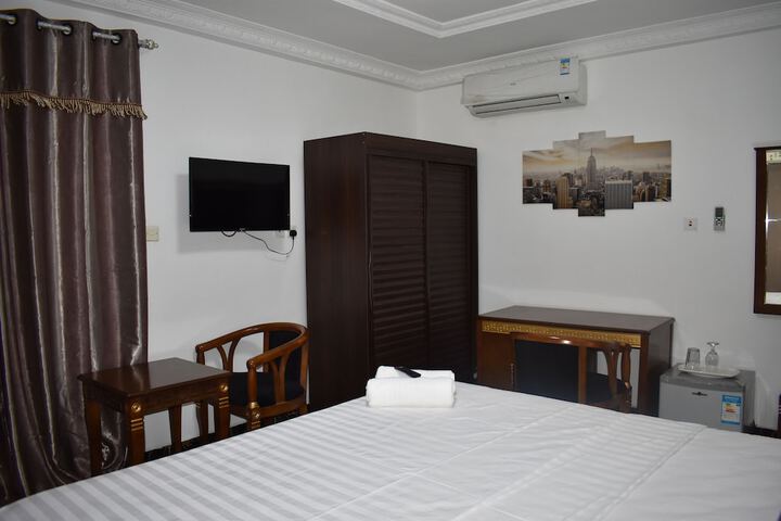 Room 9 of 30