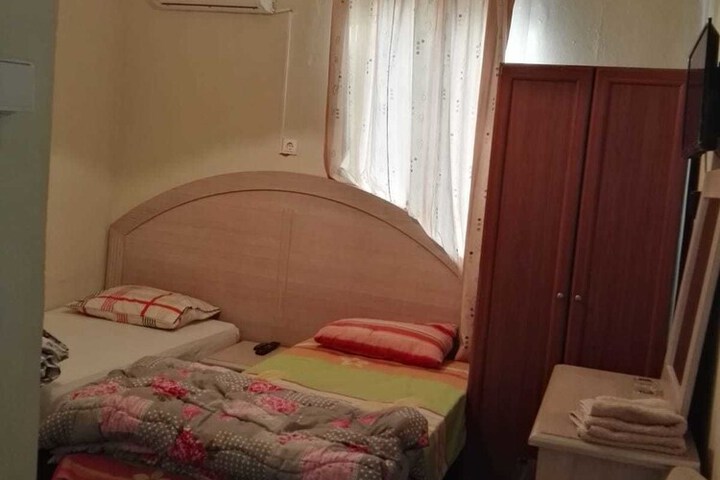 Room 2 of 6