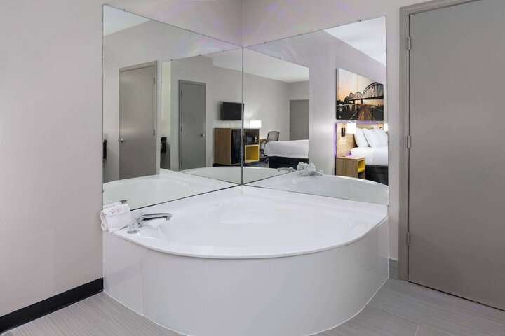 Jetted tub