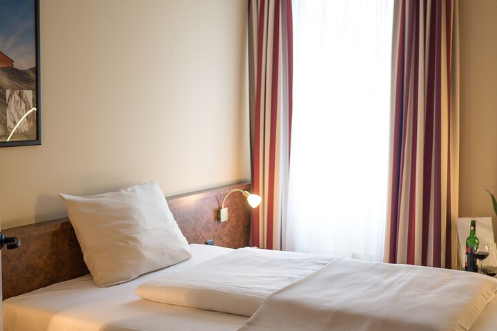 Room 7 of 33