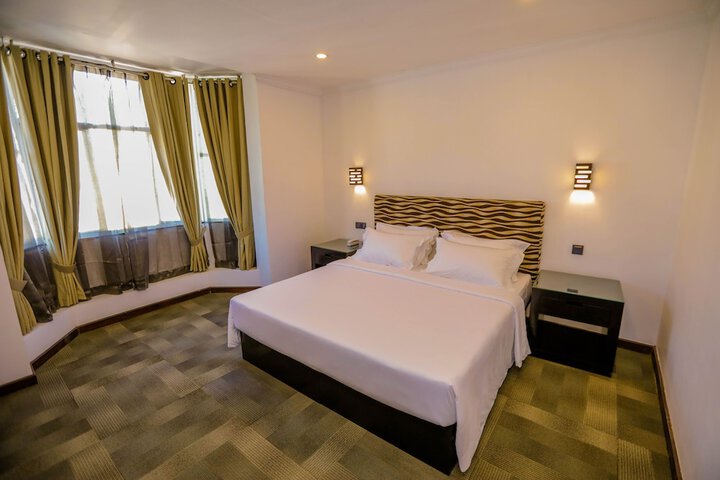 Room 6 of 12