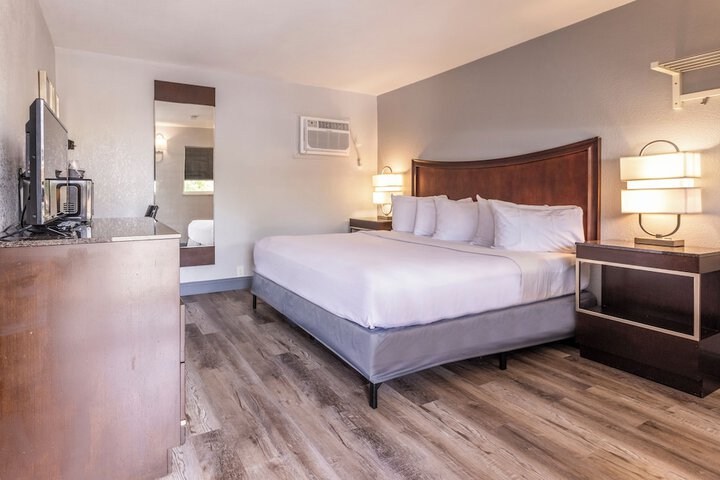 Premium King Bed (13 of 13)