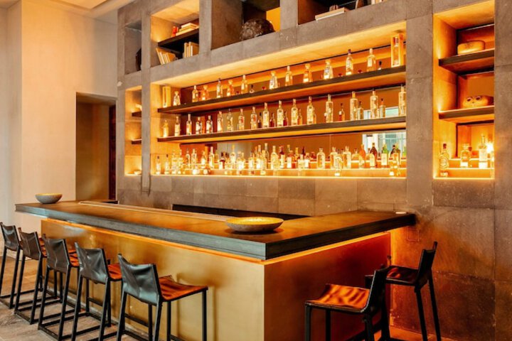 Lounge 107 of 140