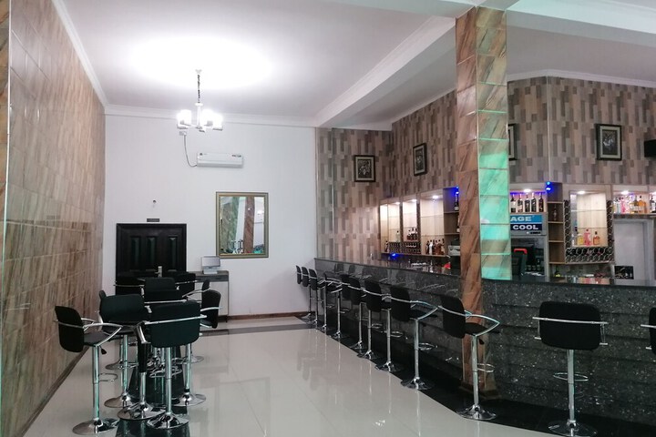 Lounge 15 of 25