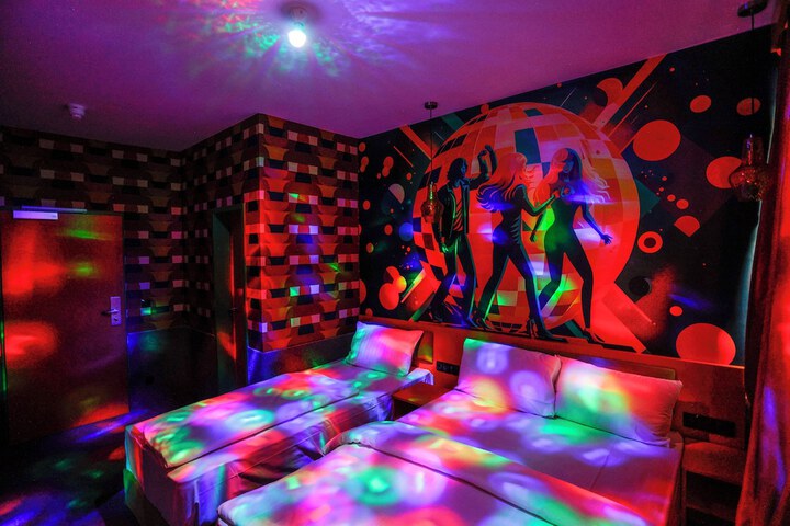 Room 4 of 18