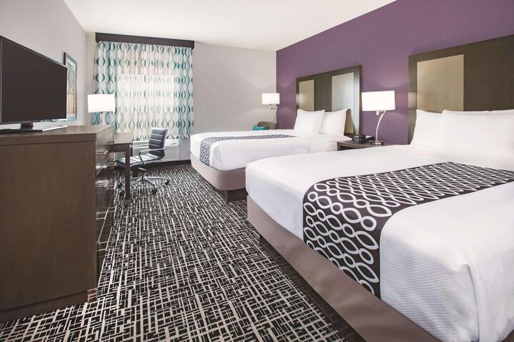 2 Queen Beds (6 of 7)