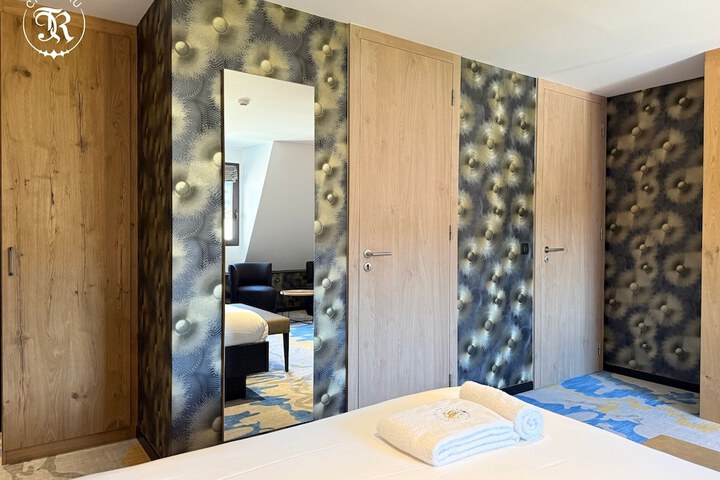 Room 52 of 217