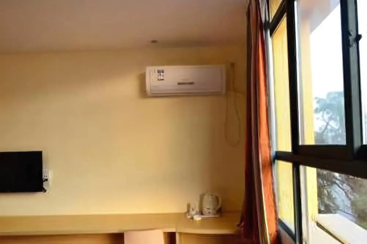 Room 3 of 9
