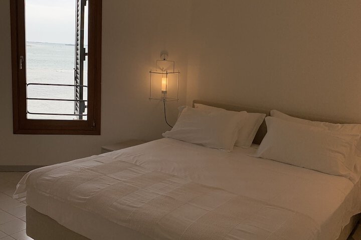 Room 17 of 99
