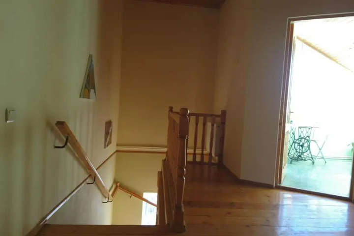 Room 9 of 12